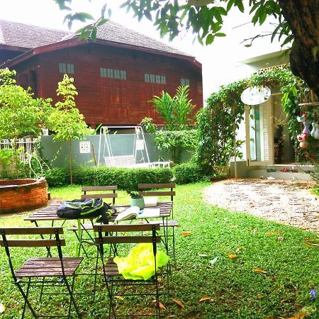 Lada House Bed & Breakfast Lampang Exterior photo