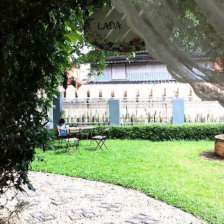 Lada House Bed & Breakfast Lampang Exterior photo