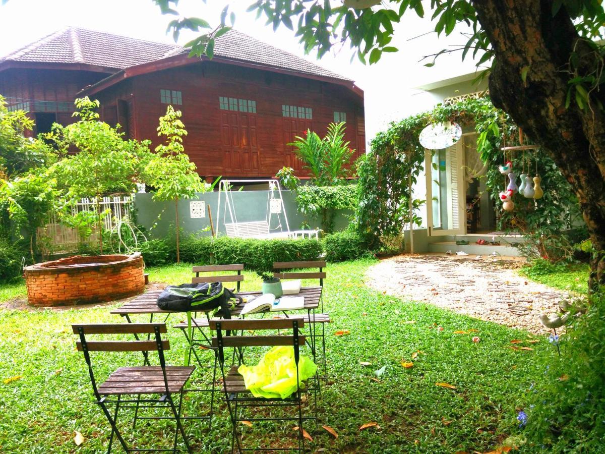Lada House Bed & Breakfast Lampang Exterior photo