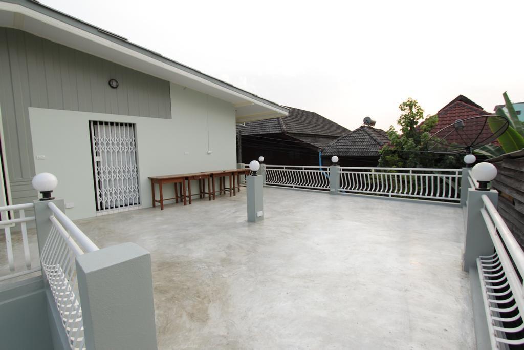 Lada House Bed & Breakfast Lampang Exterior photo