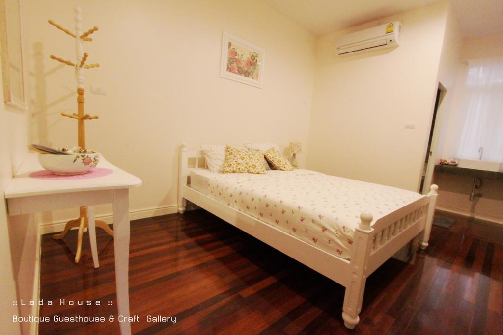 Lada House Bed & Breakfast Lampang Exterior photo