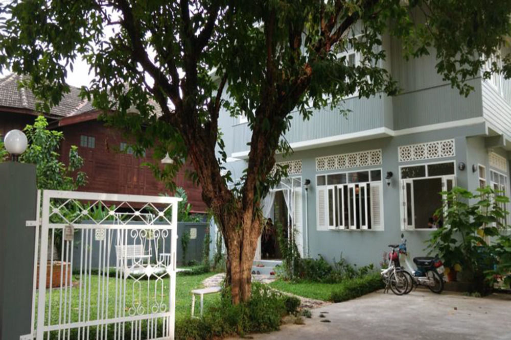 Lada House Bed & Breakfast Lampang Exterior photo